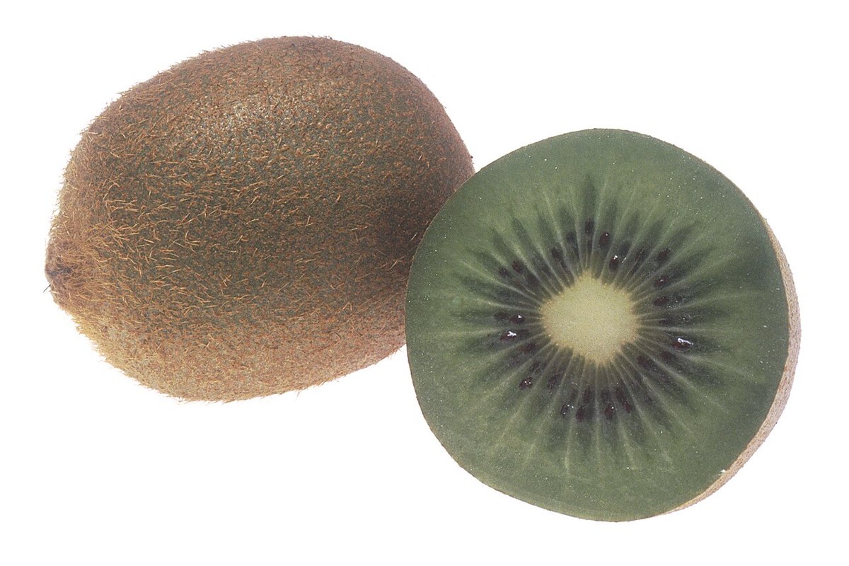 Kiwi entier et kiwi coupé en deux sur fond blanc