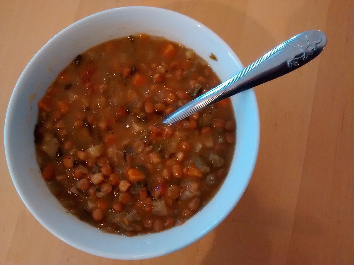 Bol de soupe de lentilles aux carottes