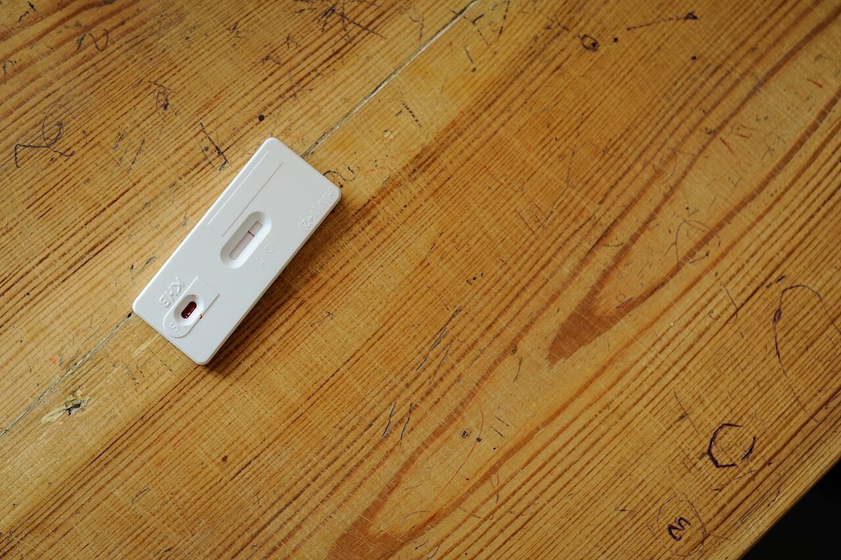 Test rapide de dépistage du VIH posé sur une table en bois